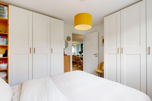 zimmer / schlafzimmer mit kleiderschrank, inside property, pendelleuchte, gipskartonwand, und drywall