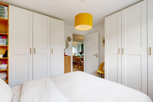 chambre avec placard, inside property, éclairage suspendu, cloison sèche, et drywall