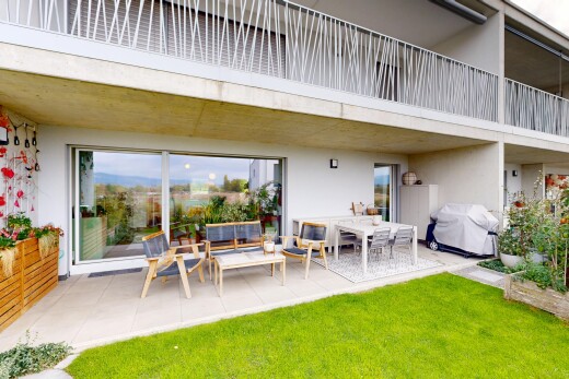 terrasse mit balkon, grill, terrasse, und rasen