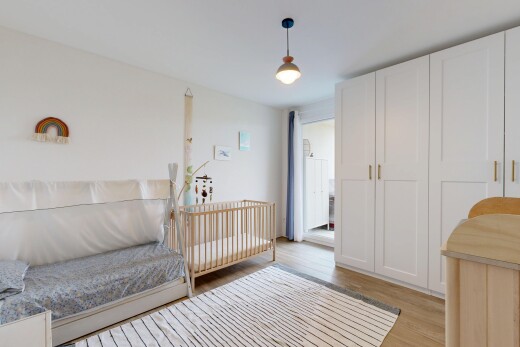 zimmer / schlafzimmer mit pendelleuchte, gipskartonwand, drywall, inside property, und holzfußboden
