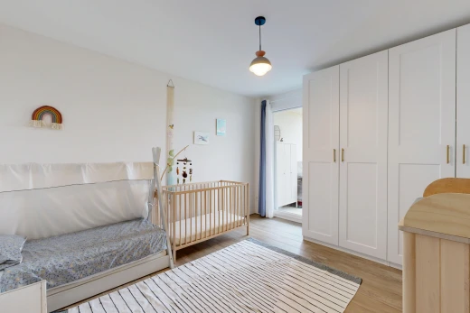 chambre avec éclairage suspendu, cloison sèche, drywall, inside property, et sol en finition bois
