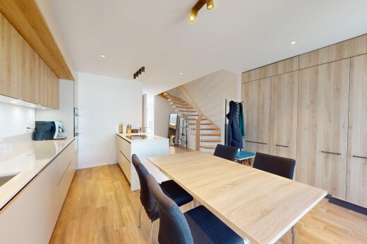 küche mit schränke mit flachen paneelen, holzfußboden, wood finish floor, hellbraune schränke, und inside property