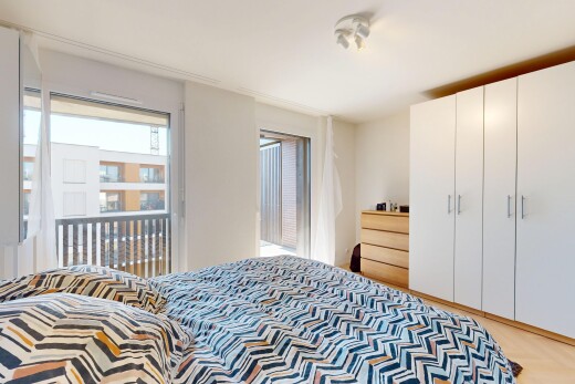 zimmer / schlafzimmer mit natürliches licht und gipskartonwand