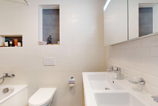 bad mit toilette, komplettes badezimmer, fliesenwand, und spiegel