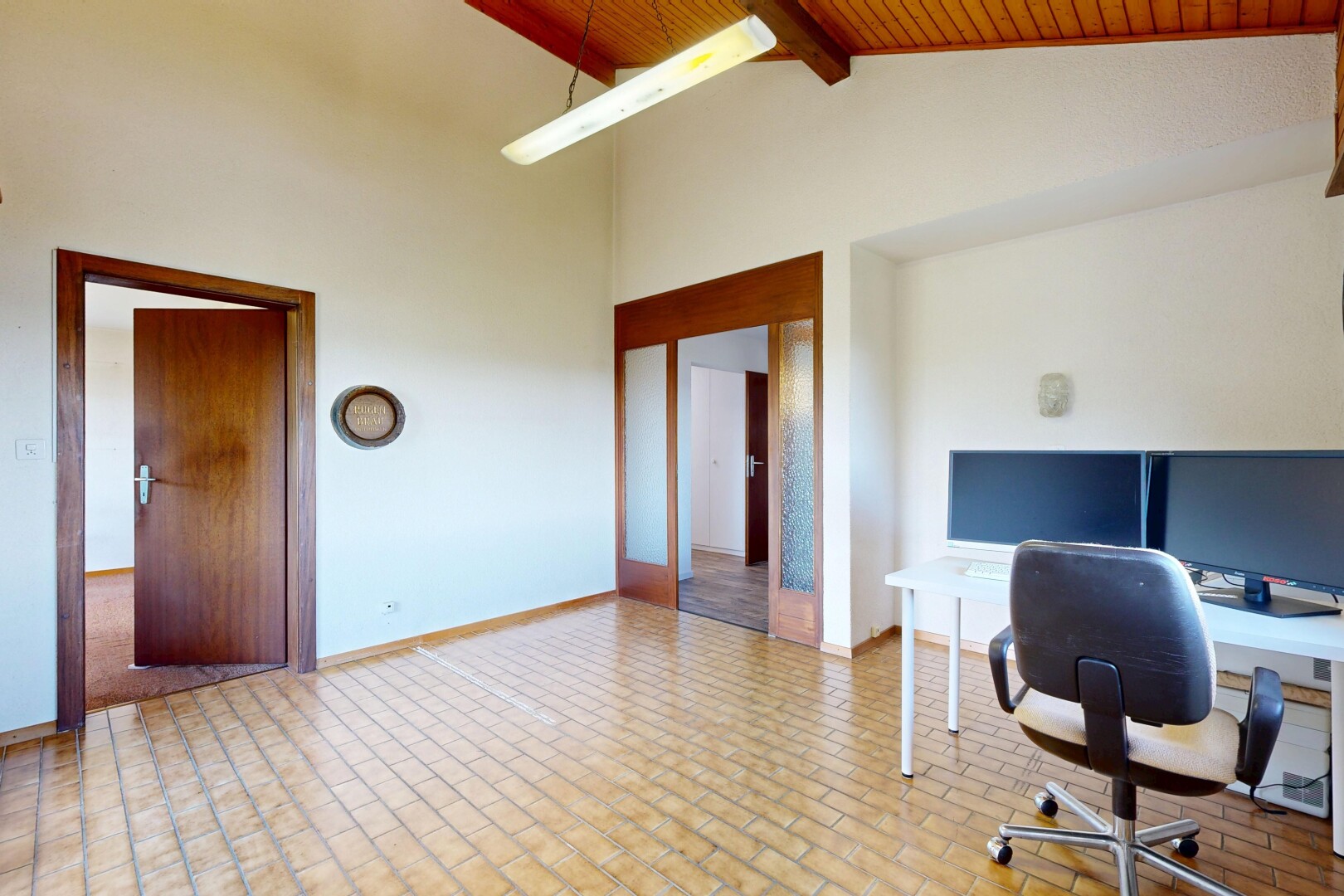 bureau avec espace bureau, télévision, plafond en bois, wood ceiling, et inside property