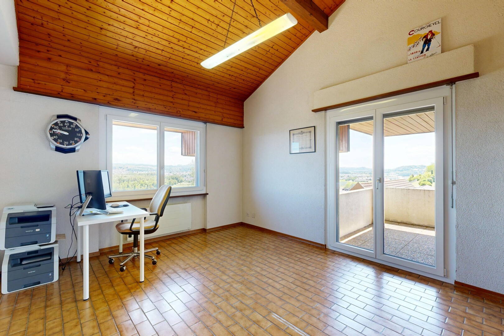 bureau avec espace bureau, inside property, plafond haut, high ceiling, et plafond à poutres