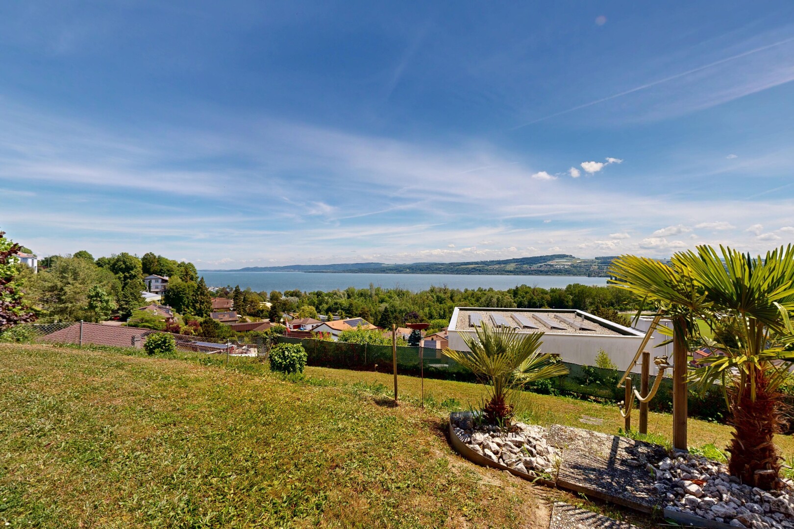 jardin avec pelouse, day time, water view, vue sur l'eau, et from property