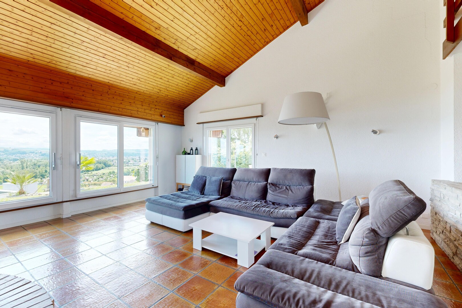 salon avec plafond haut, high ceiling, inside property, lumière naturelle, et natural light