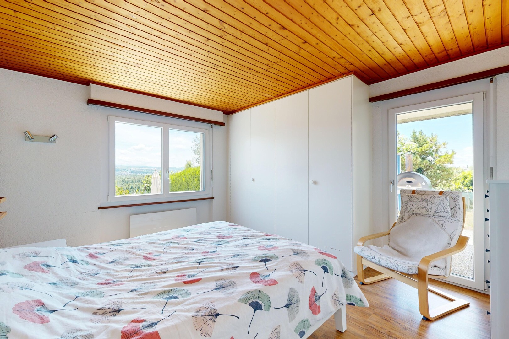 chambre avec day time, lumière naturelle, natural light, plafond en bois, et wood ceiling