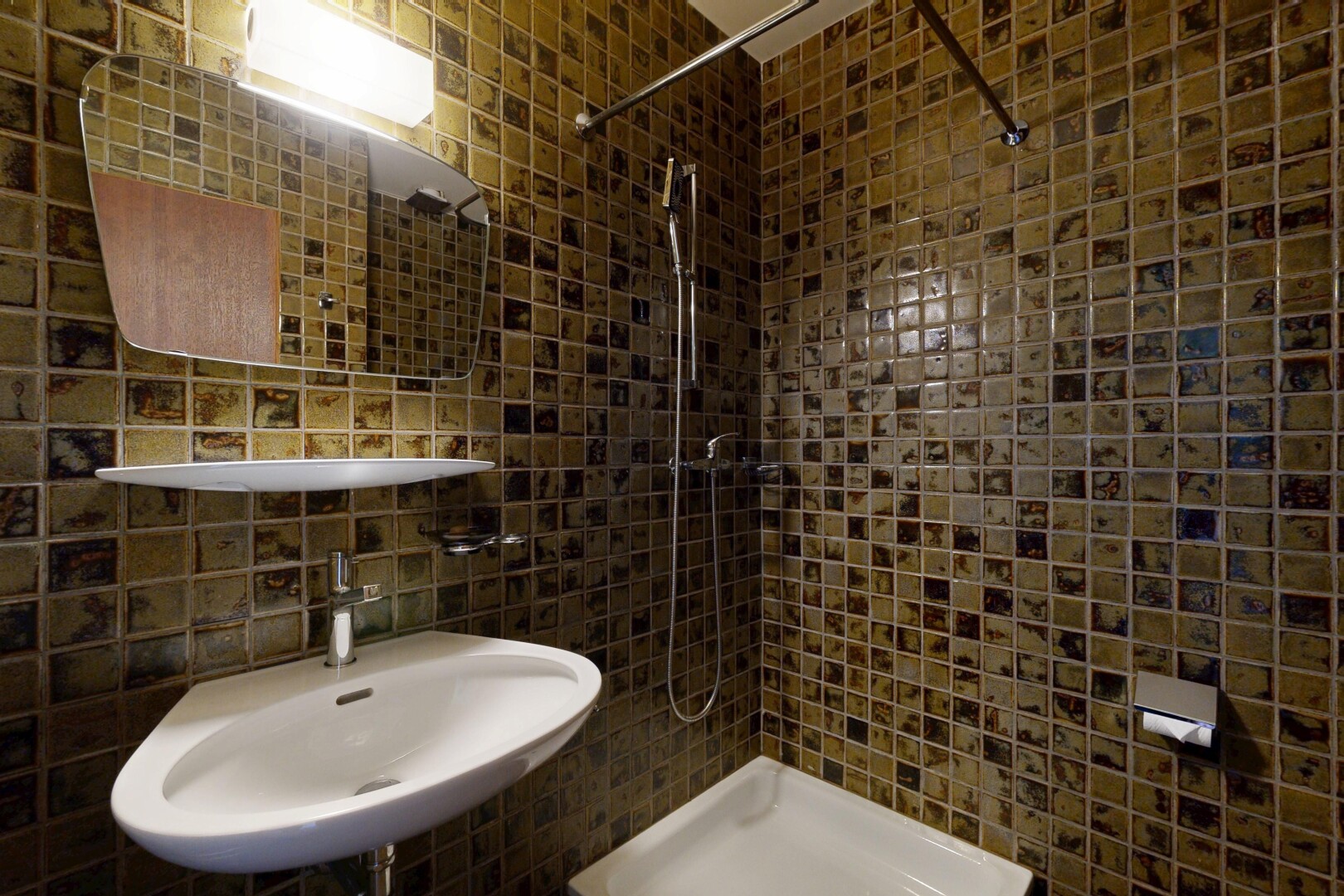 salle de bains avec douche, salle de bain complète, évier, inside property, et miroir