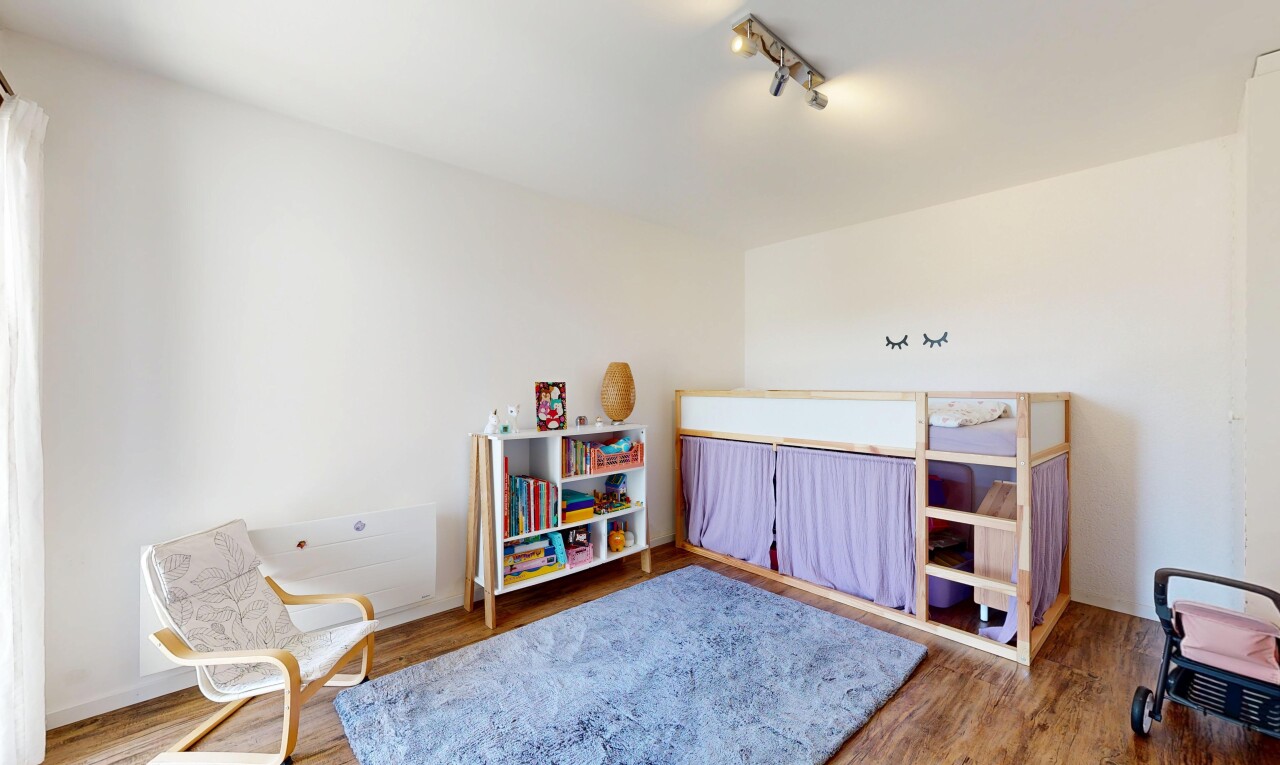 chambre avec cloison sèche, drywall, inside property, sol en finition bois, et wood finish floor