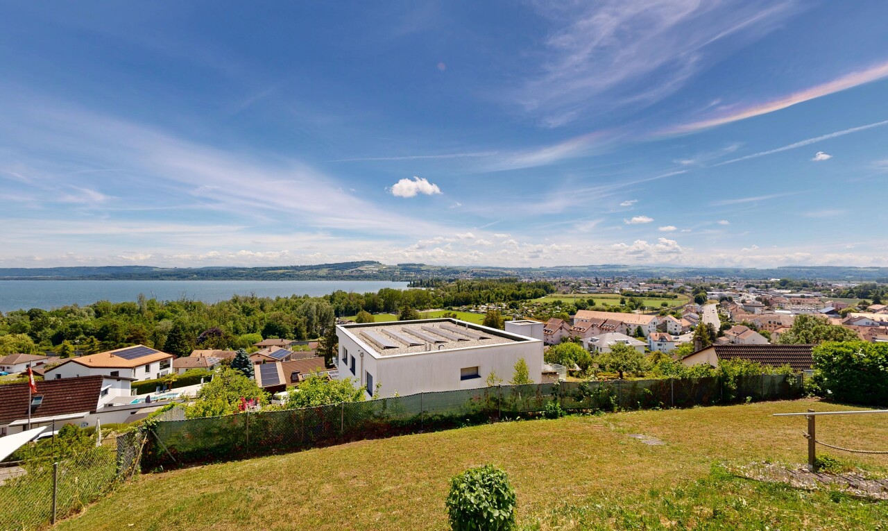 façade avec vue résidentielle, residential view, clôture, day time, et vue sur l'eau