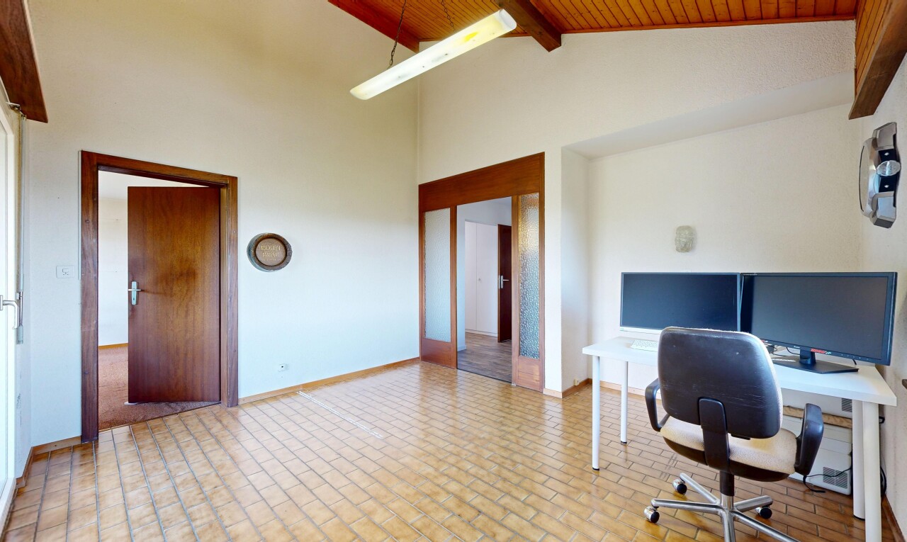 bureau avec espace bureau, télévision, plafond en bois, wood ceiling, et inside property