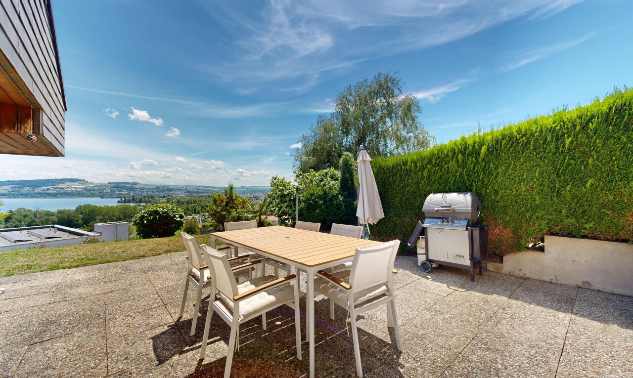 terrasse avec from property, coin repas extérieur, gril, et day time