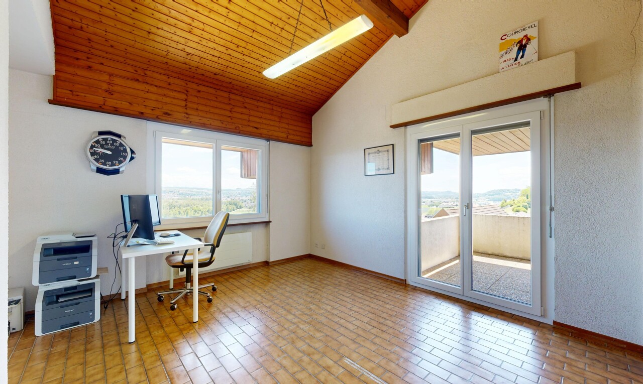 bureau avec espace bureau, inside property, plafond haut, high ceiling, et plafond à poutres