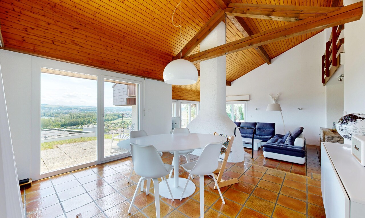 salon / salle à manger avec inside property, plafond haut, high ceiling, plafond en bois, et wood ceiling