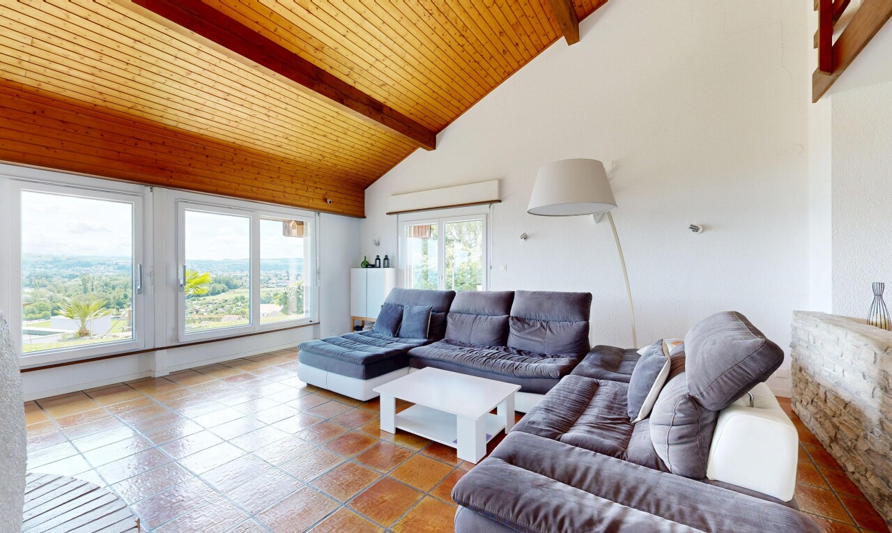 salon avec plafond haut, high ceiling, inside property, lumière naturelle, et natural light