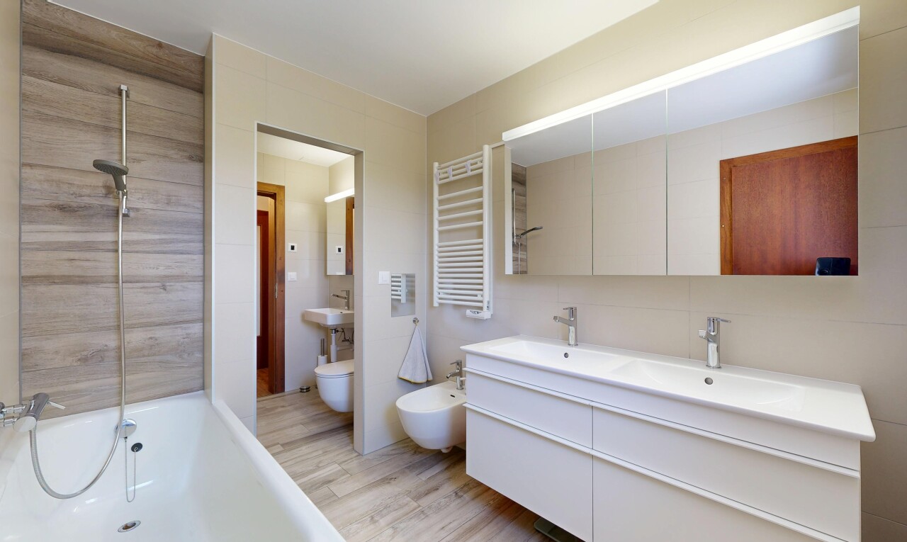 salle de bains avec bidet, chauffe-serviettes, salle de bain complète, light floor, et sol en finition bois