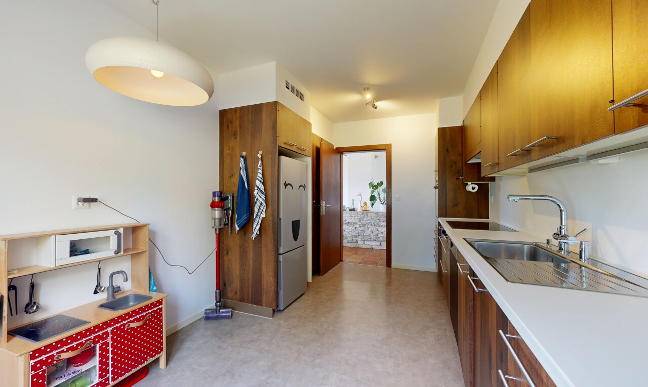 cuisine avec medium brown cabinets, armoires marron moyen, light countertops, plans de travail, et light floor