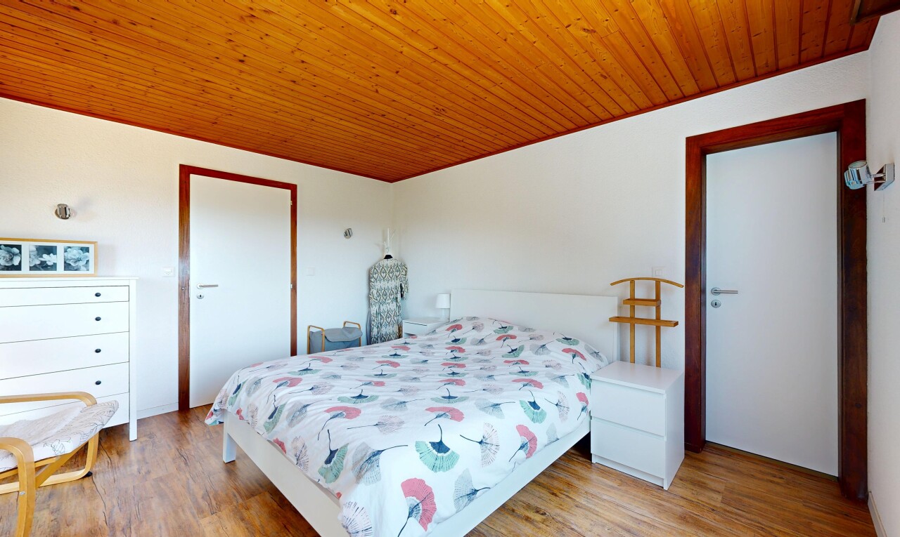 chambre avec inside property, cloison sèche, drywall, sol en finition bois, et wood finish floor