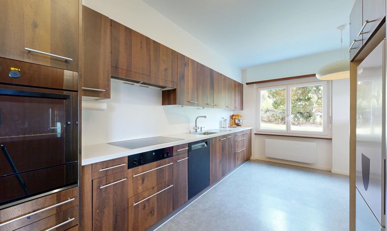 cuisine avec plans de travail, light countertops, inside property, four, et light floor
