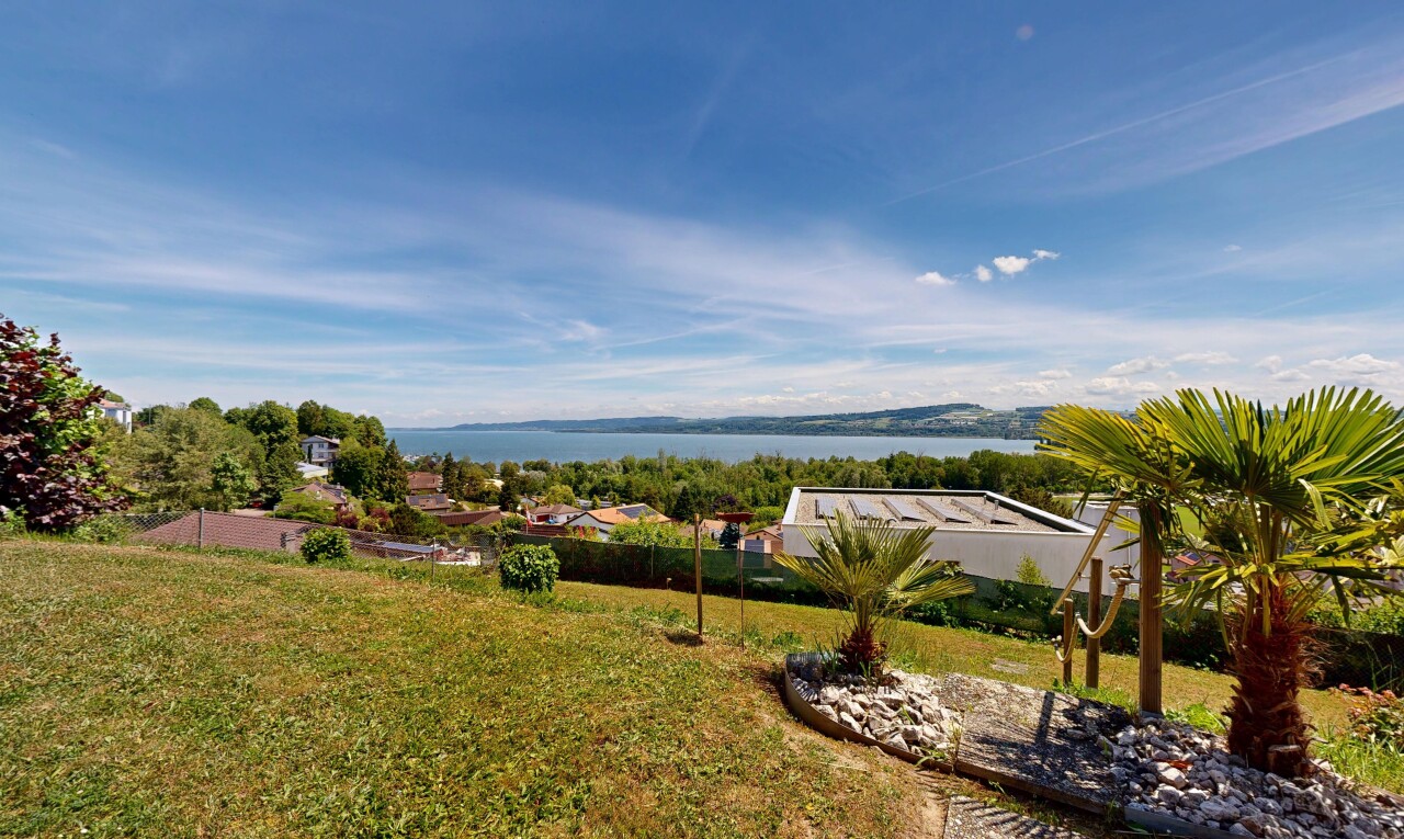 jardin avec pelouse, day time, water view, vue sur l'eau, et from property