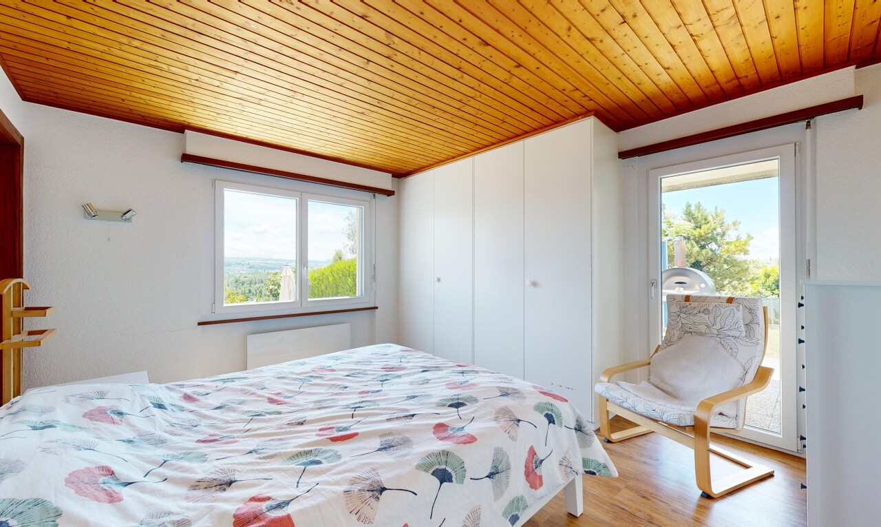 chambre avec day time, lumière naturelle, natural light, plafond en bois, et wood ceiling