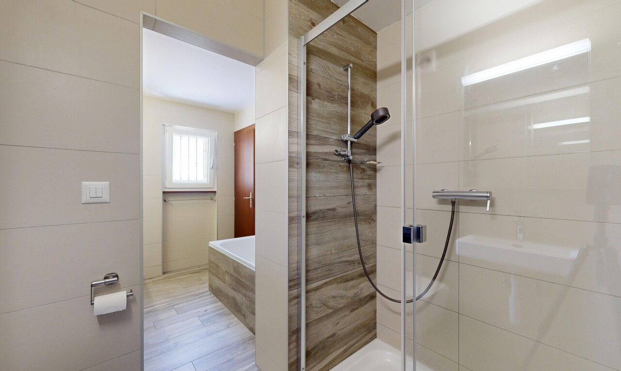 salle de bains avec douche, salle de bain complète, bain, inside property, et lumière naturelle