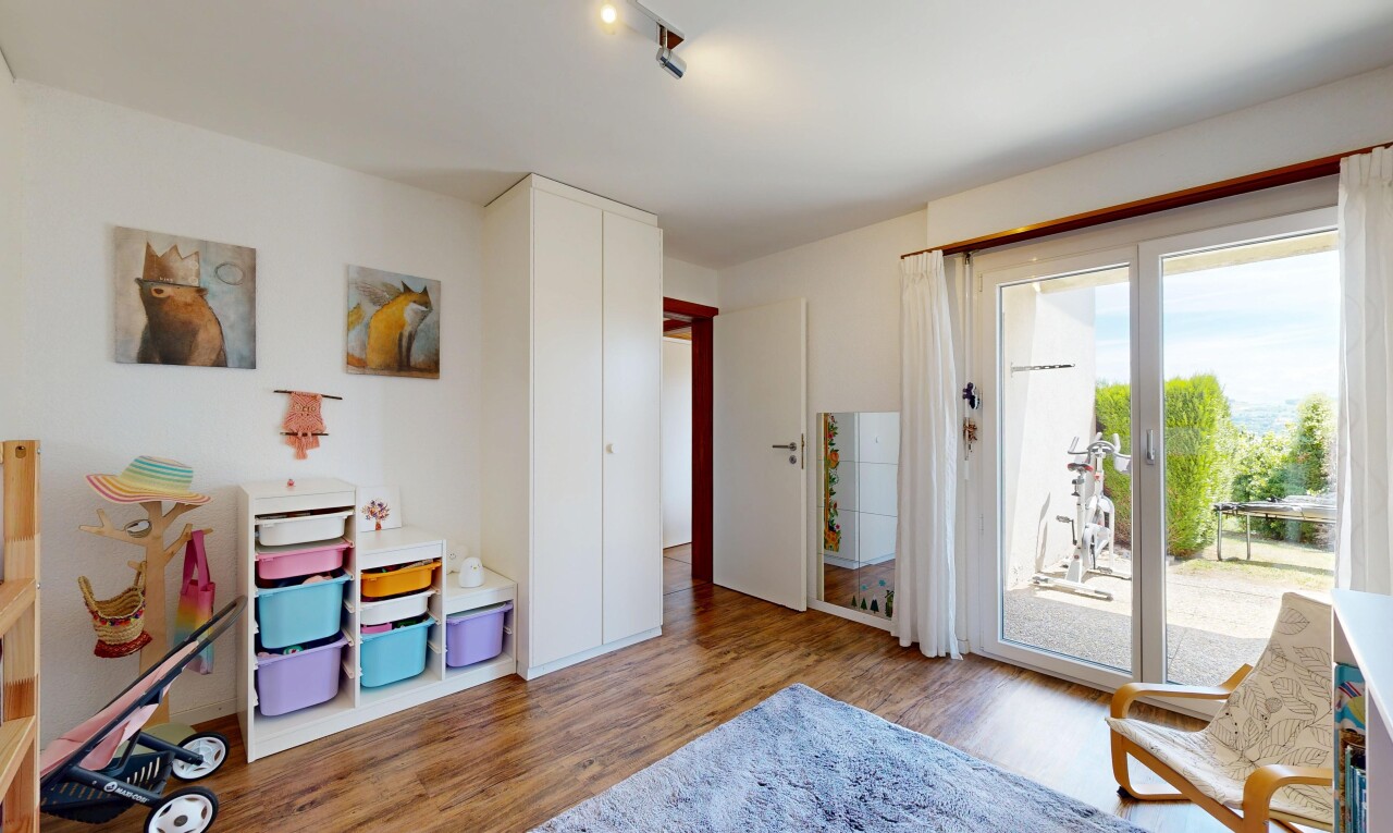 chambre avec sol en finition bois, wood finish floor, inside property, accès à l'extérieur, et lumière naturelle