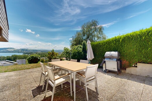terrasse avec from property, coin repas extérieur, gril, et day time