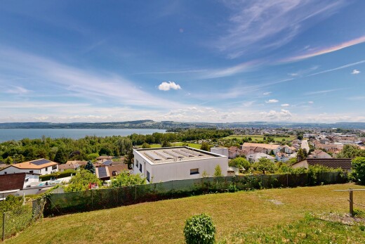 façade avec vue résidentielle, residential view, clôture, day time, et vue sur l'eau