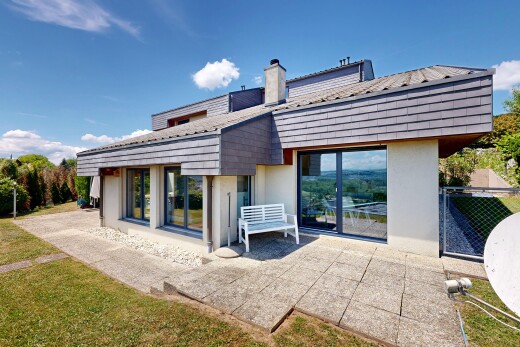 façade avec day time, from property, bardage en stuc, pelouse, et cheminée