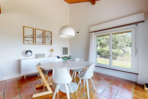 salle à manger avec drywall, cloison sèche, inside property, high ceiling, et plafond haut