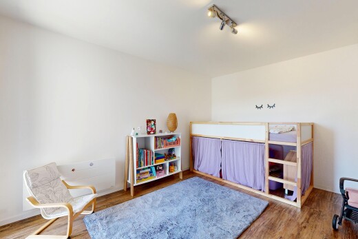 chambre avec cloison sèche, drywall, inside property, sol en finition bois, et wood finish floor