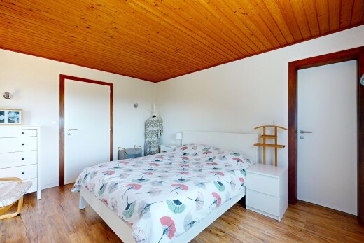 chambre avec inside property, cloison sèche, drywall, sol en finition bois, et wood finish floor