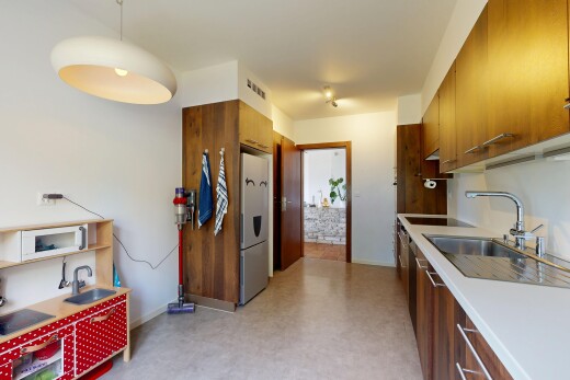 cuisine avec medium brown cabinets, armoires marron moyen, light countertops, plans de travail, et light floor