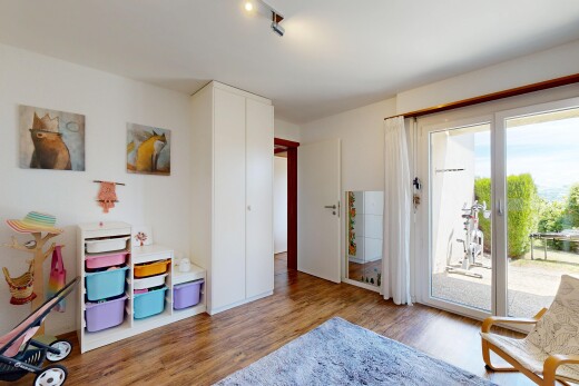 chambre avec sol en finition bois, wood finish floor, inside property, accès à l'extérieur, et lumière naturelle