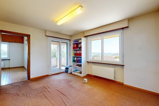 pièce vide avec moquette, carpet, plinthes murales, baseboards wall, et radiateur