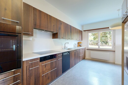 cuisine avec plans de travail, light countertops, inside property, four, et light floor