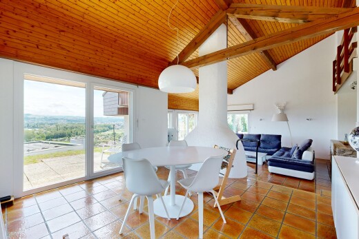 salon / salle à manger avec inside property, plafond haut, high ceiling, plafond en bois, et wood ceiling
