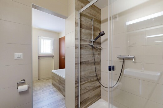 salle de bains avec douche, salle de bain complète, bain, inside property, et lumière naturelle