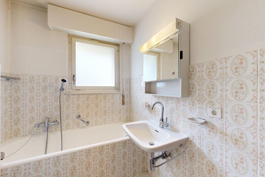 salle de bains avec tile wall, mur en carrelage, miroir, salle de bain complète, et inside property