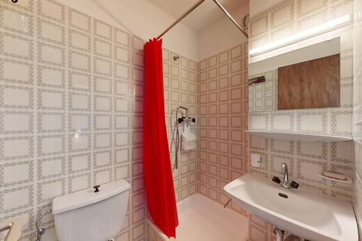 salle de bains avec mur en carrelage, tile wall, inside property, salle de bain complète, et douche