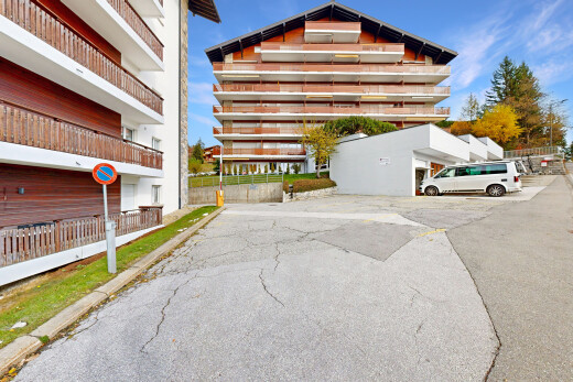 extérieur du bâtiment avec day time et parking