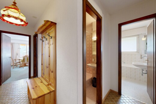 couloir avec inside property, lumière naturelle, natural light, évier, et plinthes murales