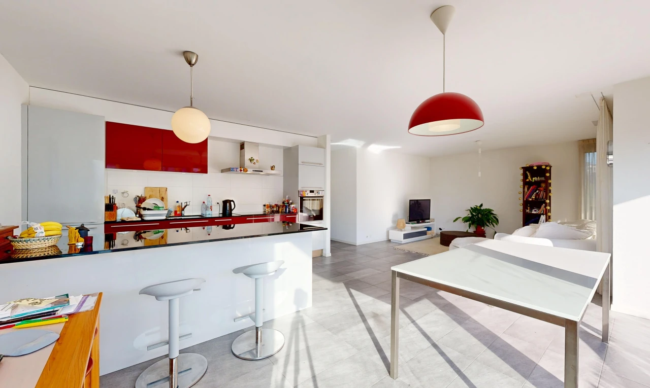living room featuring pendant lighting