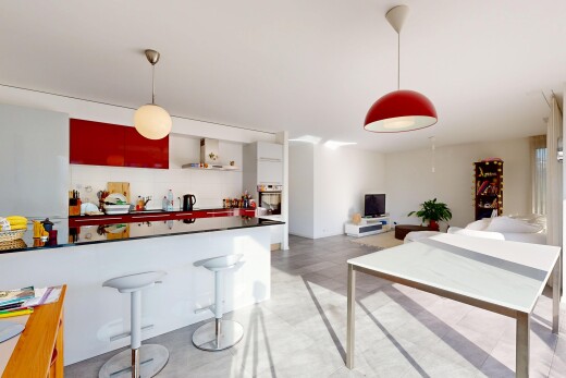 salon / salle à manger avec éclairage suspendu, cloison sèche, drywall, light floor, et télévision