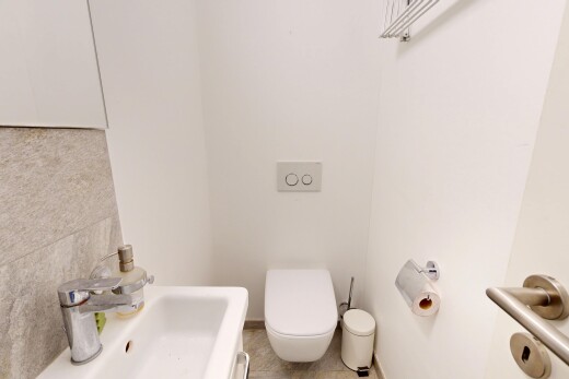 salle de bains avec dosseret, backsplash, cloison sèche, drywall, et toilette