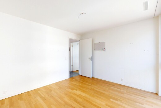 pièce vide avec drywall, cloison sèche, wood finish floor, sol en finition bois, et light floor