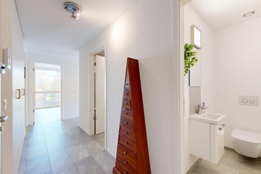 couloir avec light floor, drywall, cloison sèche, inside property, et évier